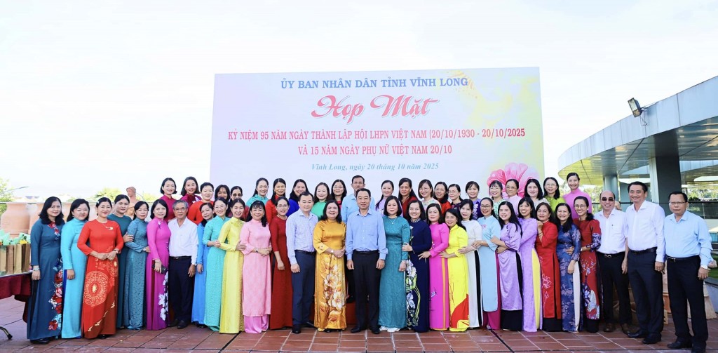 Lãnh đạo tỉnh cùng các đồng chí lãnh đạo nữ