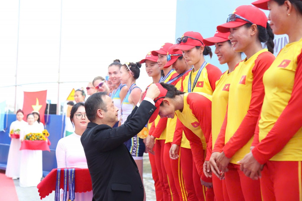 Đại diện Liên đoàn Rowing châu Á trao Huy chương Vàng cho đội tuyển Rowing nữ Việt Nam