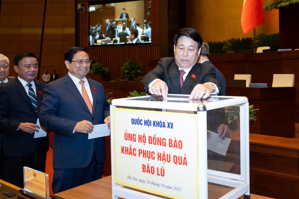 Đại biểu Quốc hội ủng hộ đồng bào khắc phục hậu quả bão, lũ