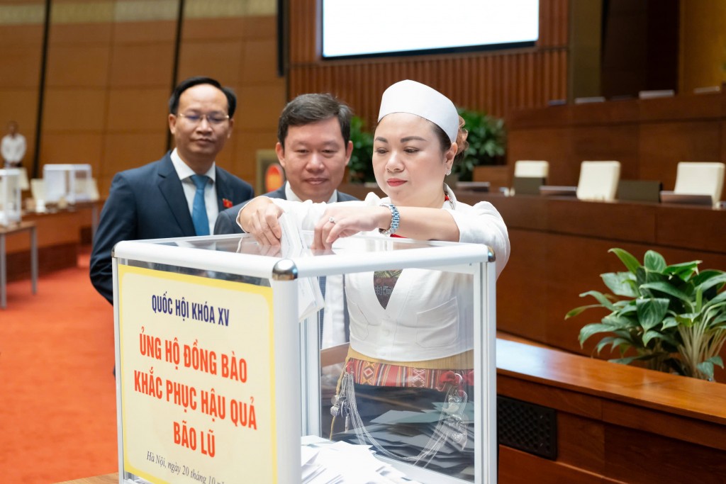 Đại biểu Quốc hội ủng hộ đồng bào khắc phục hậu quả bão, lũ