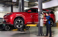 VinFast hỗ trợ khách hàng miền Bắc và miền Trung sửa chữa xe hư hỏng do mưa lũ