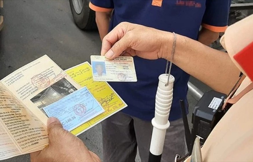 Khuyến khích người dân đổi giấy phép lái xe giấy bìa sang thẻ nhựa PET