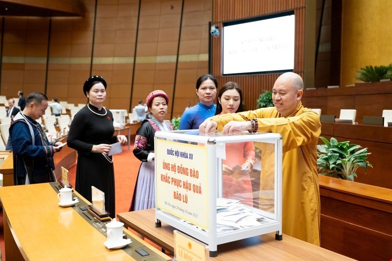 Đại biểu Quốc hội ủng hộ đồng bào khắc phục hậu quả bão, lũ