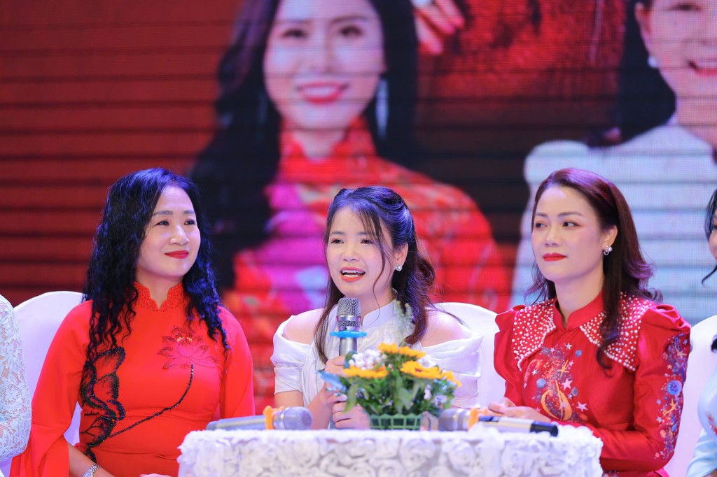NTK Hoàng Ly xúc động chia sẻ tại chương trình “30 năm đam mê và khát vọng”