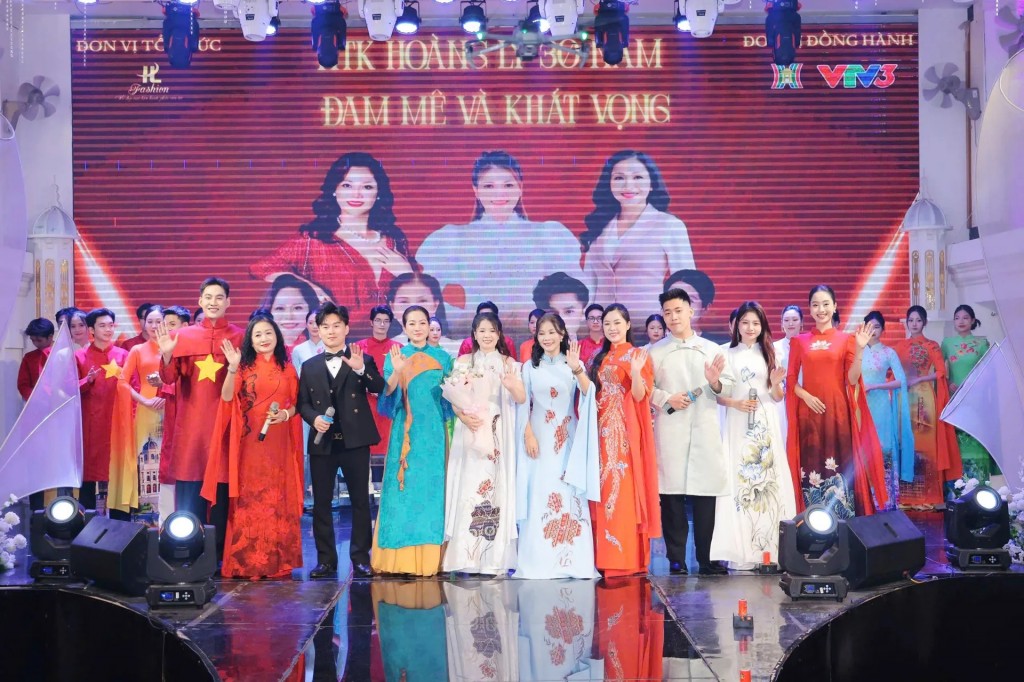 Không gian trình diễn lộng lẫy của show thời trang “30 năm đam mê và khát vọng” do NTK Hoàng Ly thực hiện