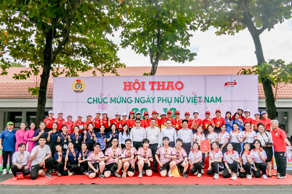 Ban giám đốc và các đội đạt giải thi tại hội thi 20.10