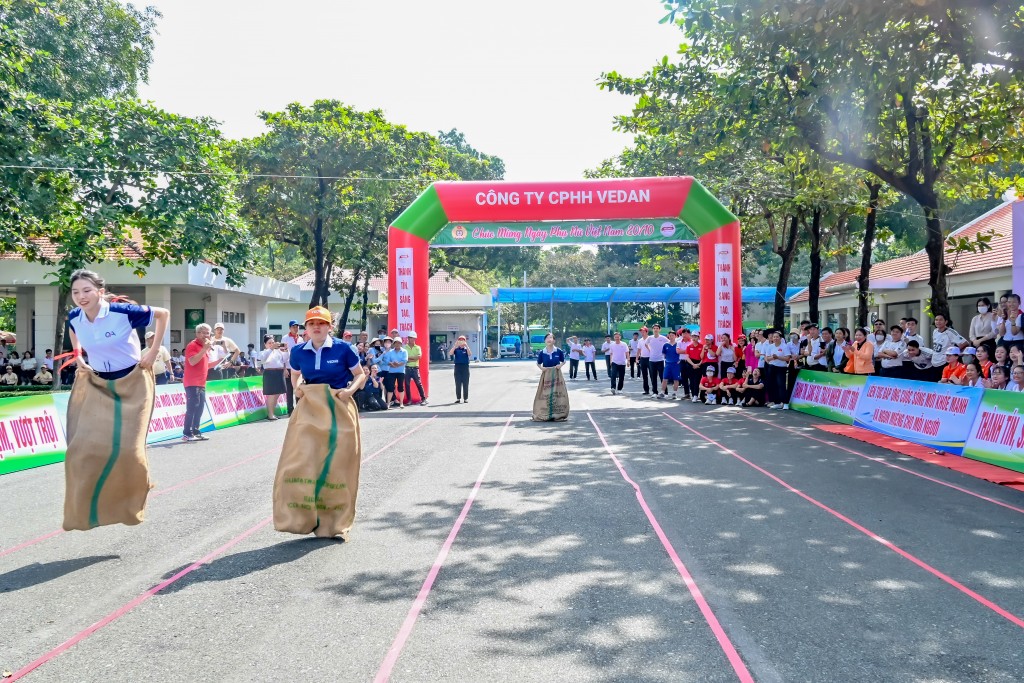 Các nhân viên nữ tích cực hưởng ứng hội thi trong ngày phụ nữ
