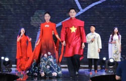 Nhà thiết kế Hoàng Ly và 30 năm giữ hồn áo dài truyền thống