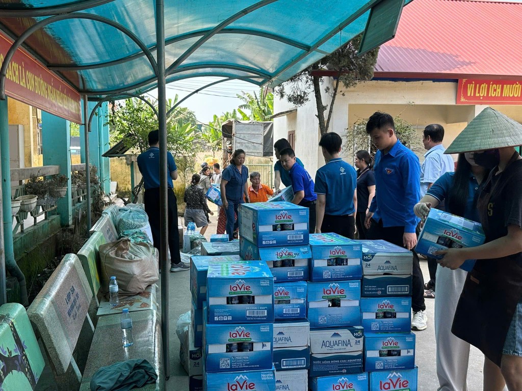Đoàn viên thanh niên phường Đại Mỗ tích cực tham gia bốc xếp, vận chuyển, phân loại và đóng gói nhu yếu phẩm hỗ trợ người dân bị thiên tai lũ lụt