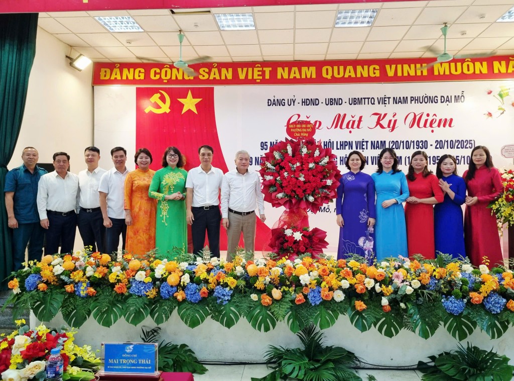 Lãnh đạo Đảng uỷ, HĐND, UBND, Uỷ ban MTTQ Việt Nam phường Đại Mỗ tặng hoa chúc mừng Hội Liên hiệp Phụ nữ phường nhân kỷ niệm 95 năm thành lập Hội LHPN Việt Nam