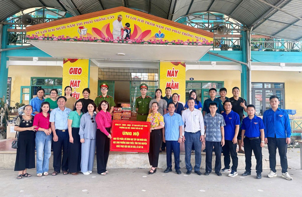 Ủy ban MTTQ Việt Nam phường cùng Đoàn Thanh niên phường Đại Mỗ đến trường tiểu học Tân Long, phường Quan Triều, tỉnh Thái Nguyên trao nhu yếu phẩm, đồ dùng học tập hỗ trợ Nhân dân, học sinh khắc phục hậu quả lũ lụt