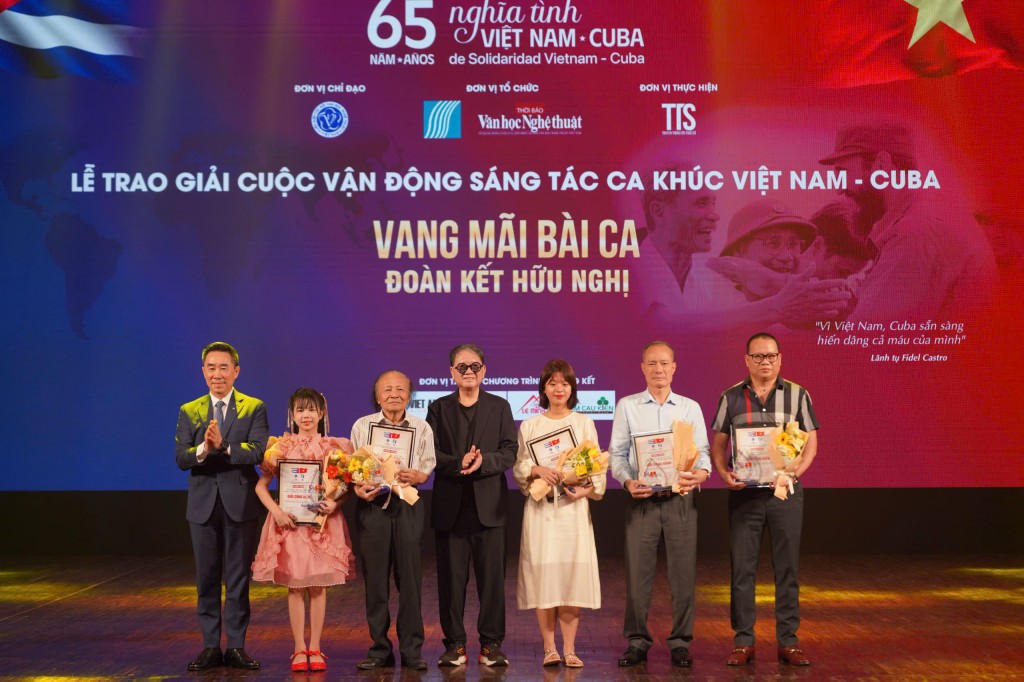 Nhạc sĩ nhí Trâm Anh (thứ hai từ trái qua) nhận giải thưởng 