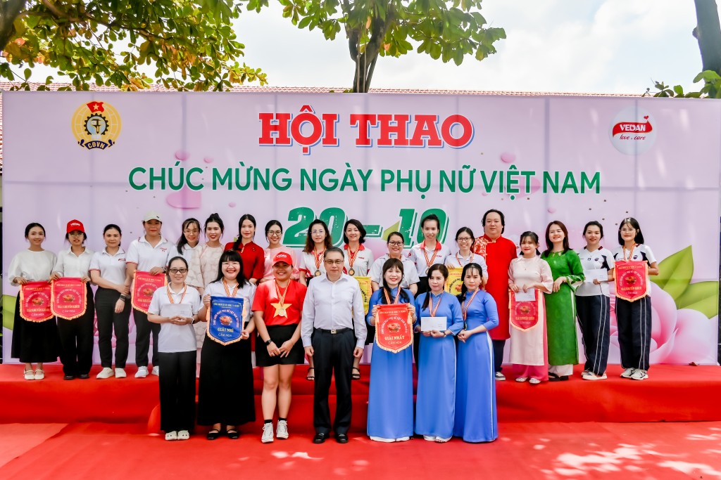 Tổng giám đốc Ni Chih Hao trao giải cho các đội đạt giải hội thi cắm hoa 20.10