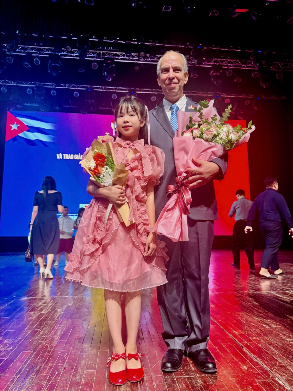 Trâm Anh và Đại sứ Đặc mệnh toàn quyền Cuba tại Việt Nam Rogelio Polanco Fuentes
