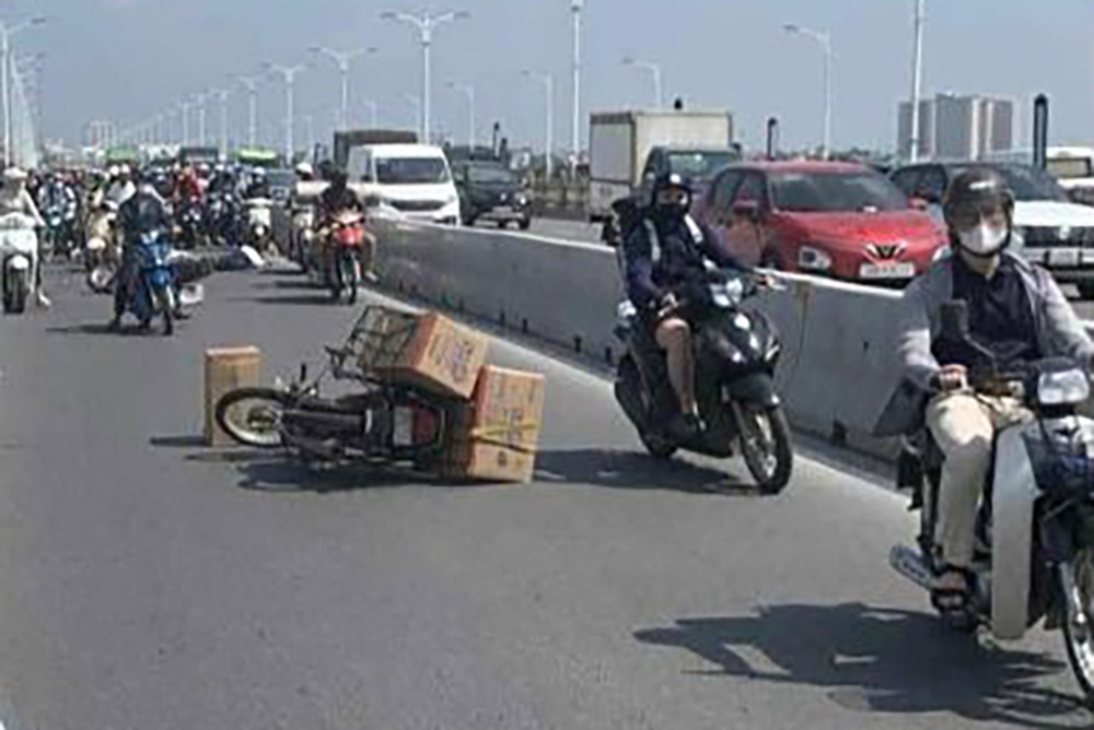 Hiện trường vụ tai nạn trên cầu Vĩnh Tuy