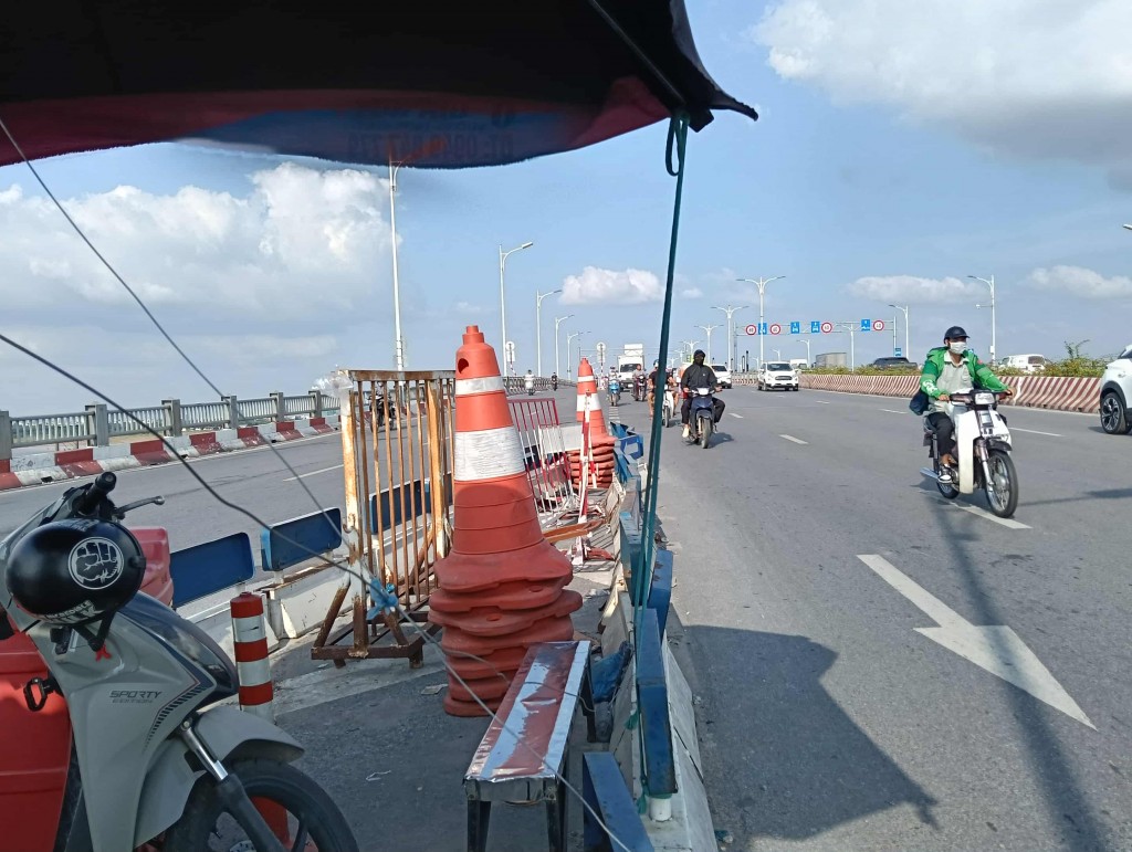 Đến 14 giờ cùng ngày, nạn nhân đã được được đi khỏi hiện trường, trên cầu chỉ còn 1 chiếc xe máy và nhiều mảnh vỡ, thùng nước trên mặt