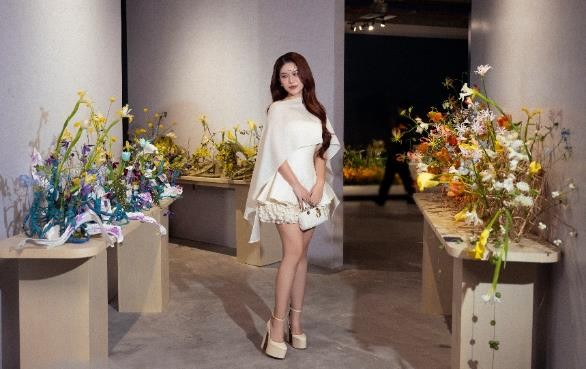 Ngọc Thanh Tâm, Chloe Nguyễn thả dáng giữa không gian hoa nghệ thuật Tinh Tuyển Phương Hoa Ngọc Thanh Tâm, Chloe Nguyễn thả dáng giữa không gian hoa nghệ thuật Tinh Tuyển Phương Hoa