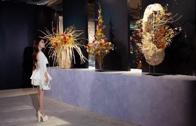 Ngọc Thanh Tâm, Chloe Nguyễn thả dáng giữa không gian hoa nghệ thuật Ngọc Thanh Tâm, Chloe Nguyễn thả dáng giữa không gian hoa nghệ thuật