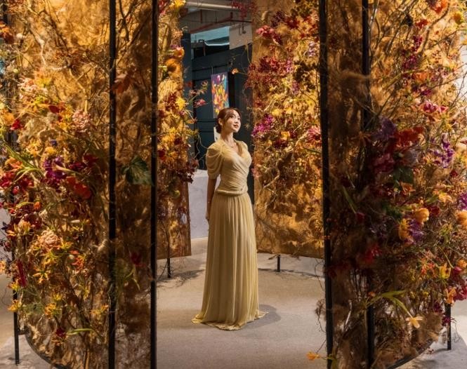 Ngọc Thanh Tâm, Chloe Nguyễn thả dáng giữa không gian hoa nghệ thuật Tinh Tuyển Phương Hoa Ngọc Thanh Tâm, Chloe Nguyễn thả dáng giữa không gian hoa nghệ thuật Tinh Tuyển Phương Hoa