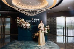 Ngọc Thanh Tâm, Chloe Nguyễn thả dáng giữa không gian hoa nghệ thuật Tinh Tuyển Phương Hoa