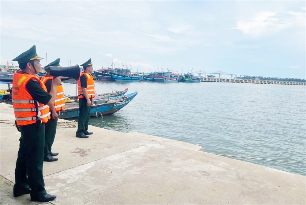 Kêu gọi tàu thuyền còn đang hoạt động trên biển vào nơi neo đậu an toàn trước 19 giờ ngày 20/10