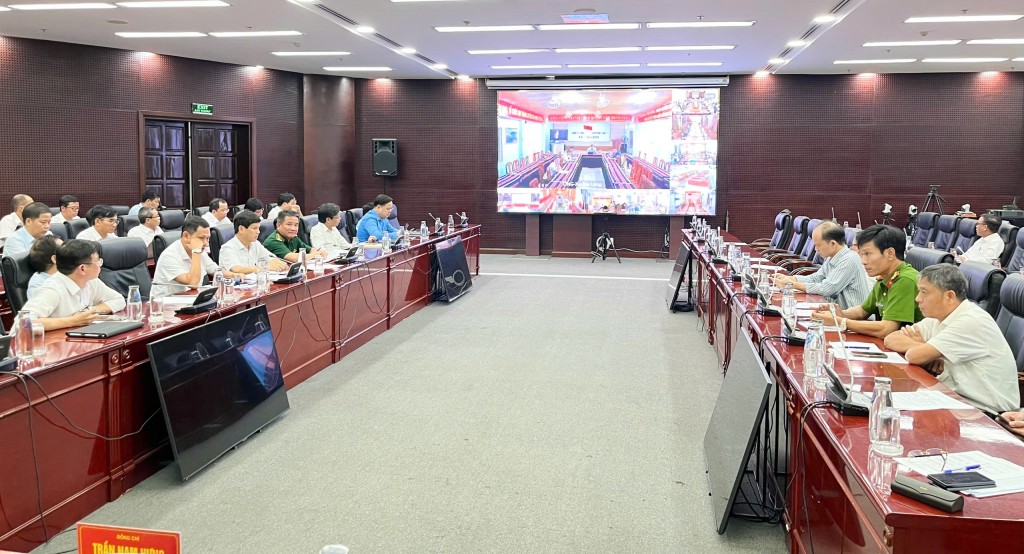 UBND TP Đà Nẵng tổ chức cuộc họp trực tuyến với các ngành, địa phương về công tác ứng phó với bão số 12 và đợt mưa lớn diện rộng (Ảnh: danang.gov)