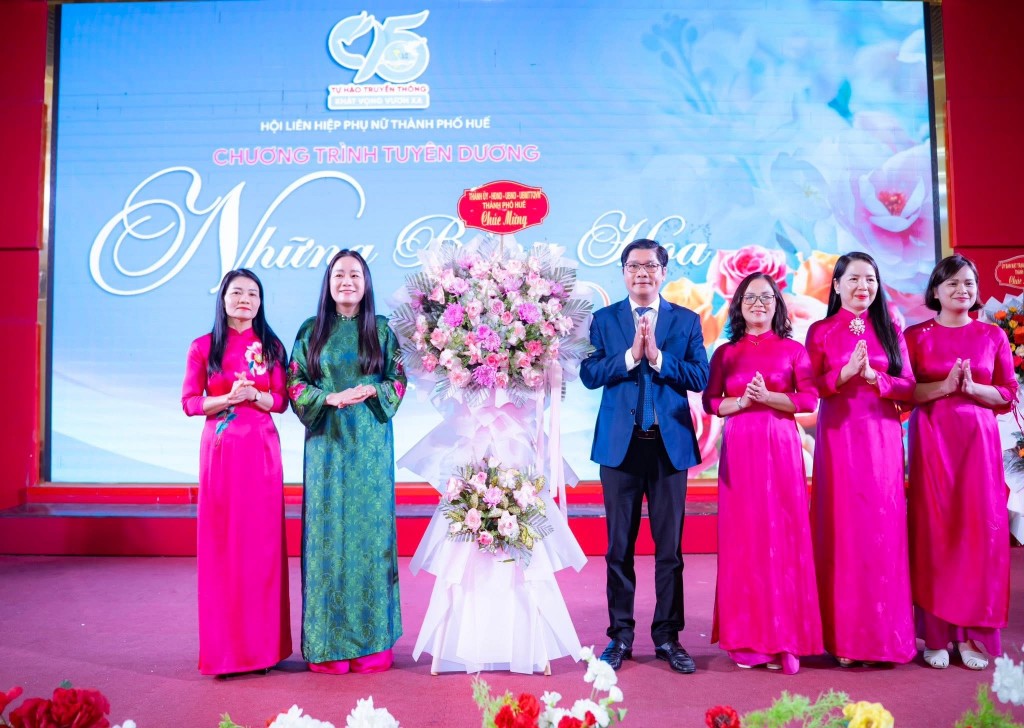 Lãnh đạo UBND thành phố Huế tặng hoa chúc mừng Hội Liên hiệp Phụ nữ thành phố Huế 