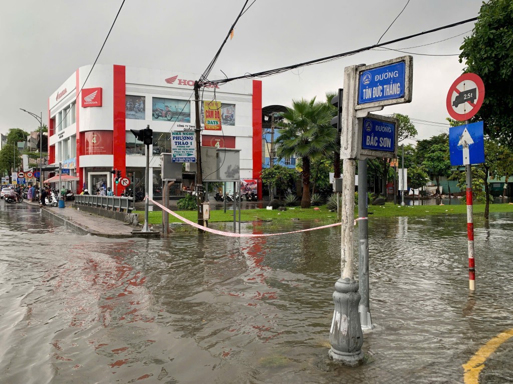 TP Huế và Đà Nẵng yêu cầu các lực lượng cảnh giới tại các tuyến đường giao thông đã và đang có nguy cơ xảy ra ngập lụt, lũ quét, sạt lở (Ảnh Đ.Minh)