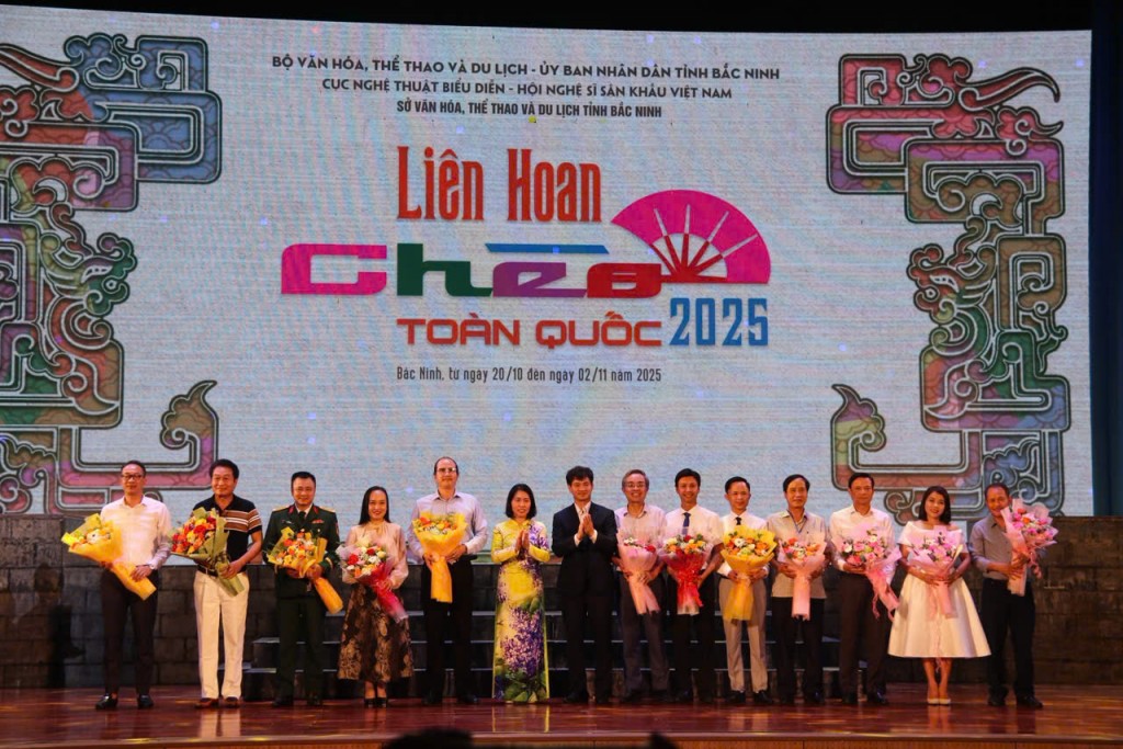 Ban Tổ chức tặng hoa các đoàn nghệ thuật tham gia Liên hoan