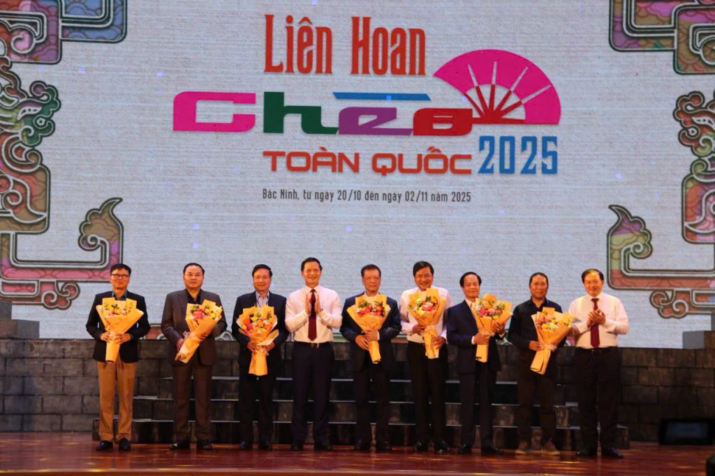 Ban Tổ chức tặng hoa tới Hội đồng nghệ thuật