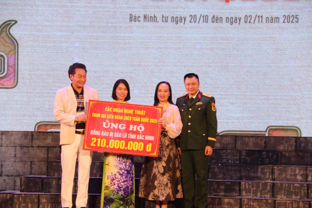 Các đoàn nghệ thuật tham gia Liên hoan quyên góp được 210 triệu đồng ủng hộ 