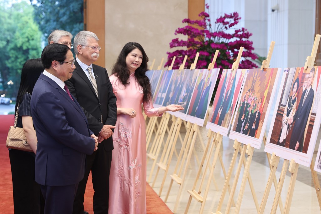 Thủ tướng Phạm Minh Chính và Chủ tịch Quốc hội Hungary Kover Laszlo tham quan trưng bày ảnh về quan hệ hợp tác giữa hai nước - Ảnh: VGP/Nhật Bắc