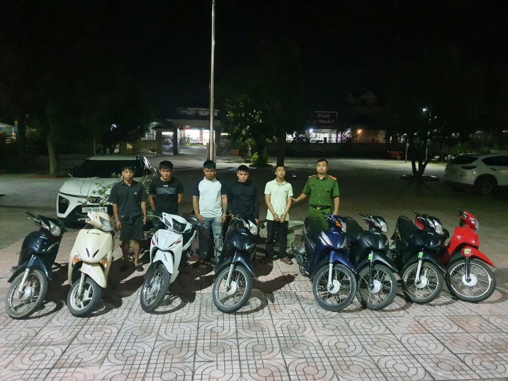 Các đối tượng bị bắt giữ cùng tang vật tại cơ quan Công an