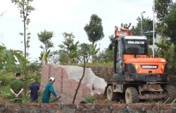 Xã Quảng Oai vận động các hộ dân tháo dỡ công trình vi phạm