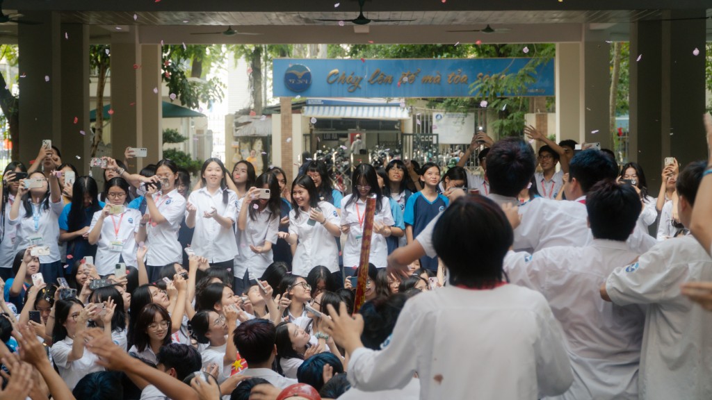 Ảnh 2: Học sinh trường THP Chuyên Ngoại Ngữ (nguồn ảnh: Instagram)