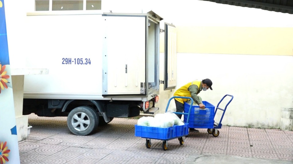 Xe chở thực phẩm tới trường Tiểu học Cự Khê sáng nay - 21/10