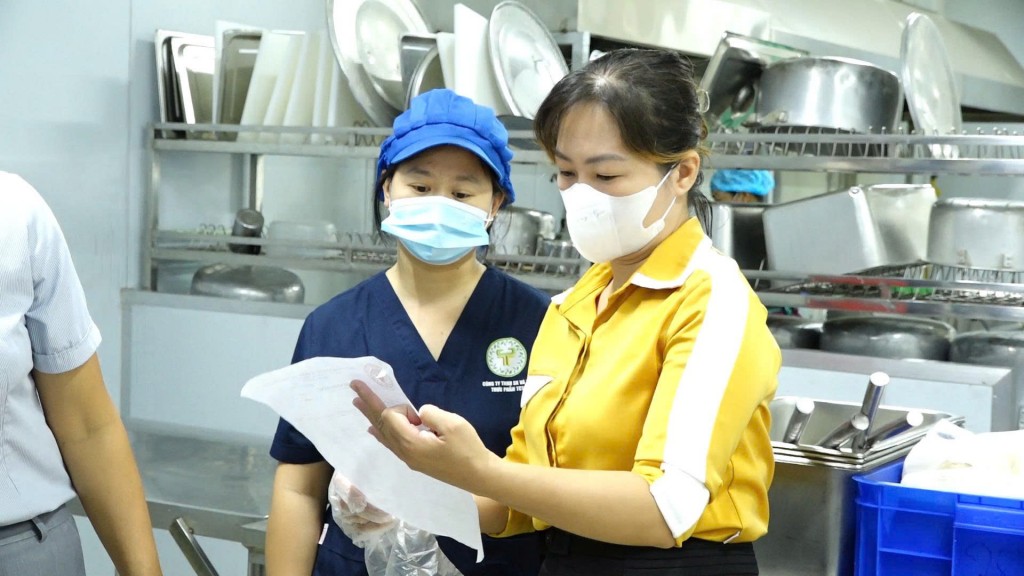 Bộ phận giám sát kiểm tra giấy tờ chứng minh nguồn gốc thực phẩm
