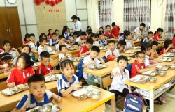 Hình ảnh bữa ăn bán trú của học sinh trường Tiểu học Cự Khê