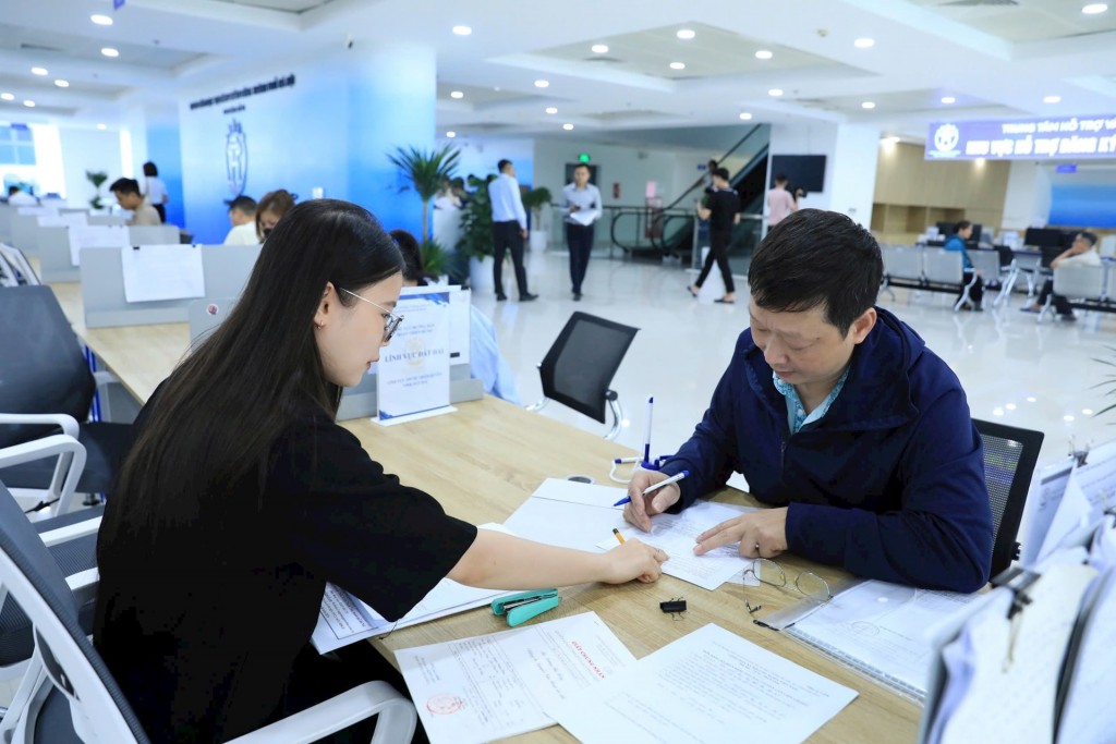 Hướng dẫn người dân làm TTHC tại Chi nhánh số 1 Trung tâm Phục vụ hành chính công thành phố Hà Nội.
