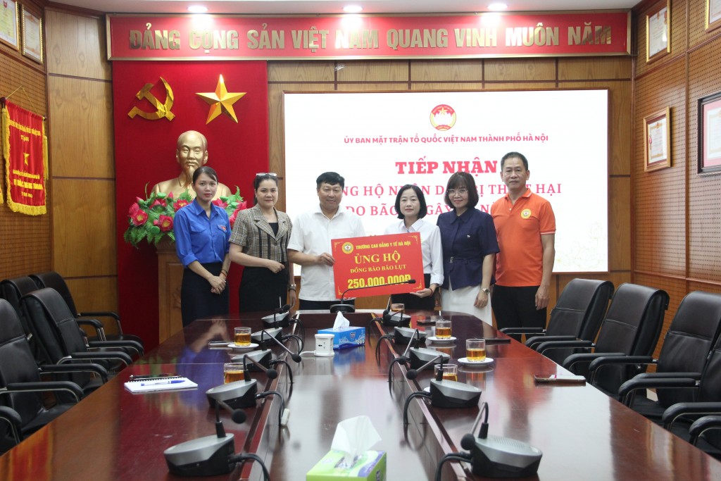 Lãnh đạo Trường Cao đẳng Y tế Hà Nội trao 250 triệu đồng ủng hộ đồng bào bị ảnh hưởng bão lũ. Lãnh đạo Trường Cao đẳng Y tế Hà Nội trao 250 triệu đồng ủng hộ đồng bào bị ảnh hưởng bão lũ.