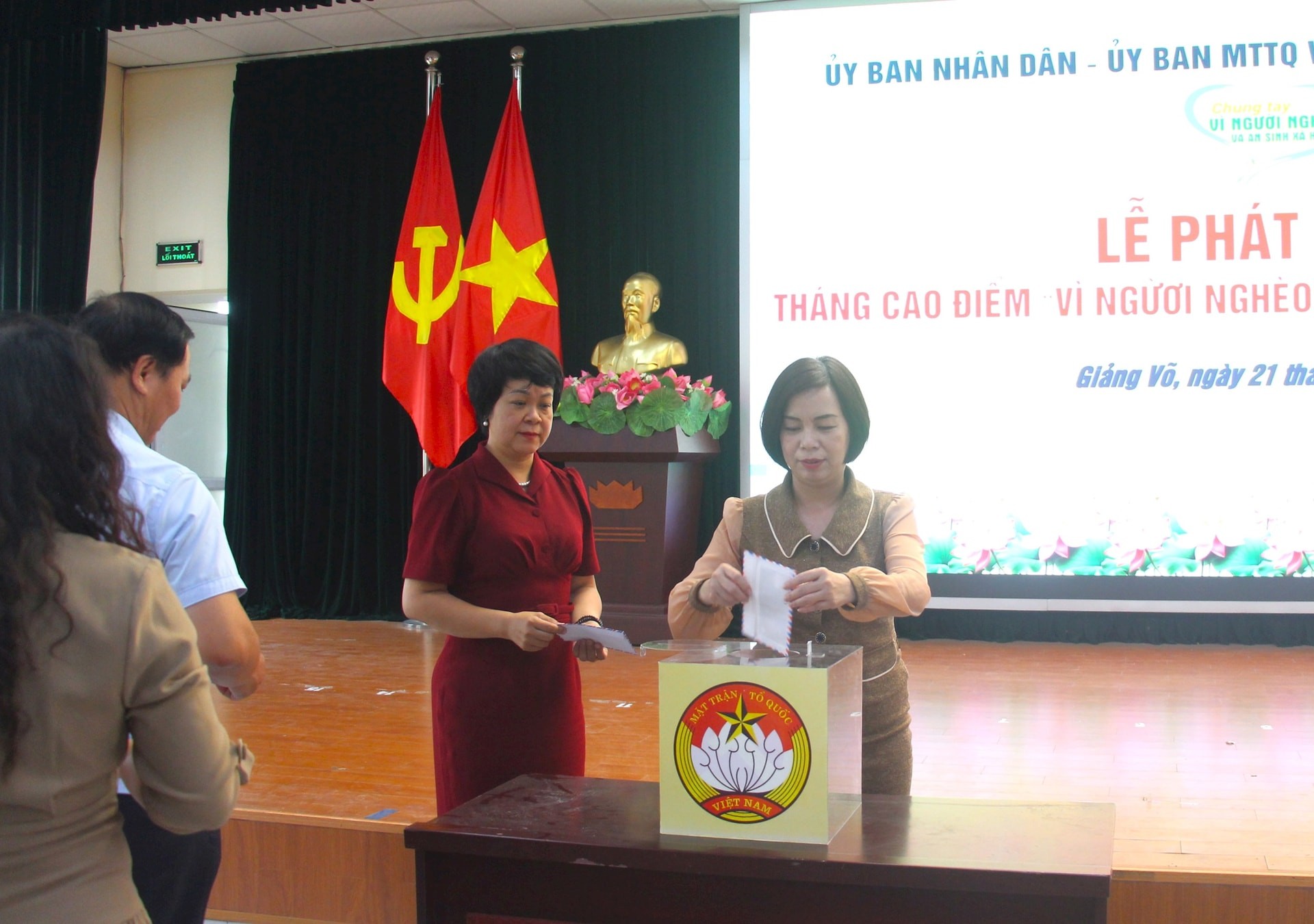 Lãnh đạo phường Giảng Võ ủng hộ Quỹ Vì người nghèo