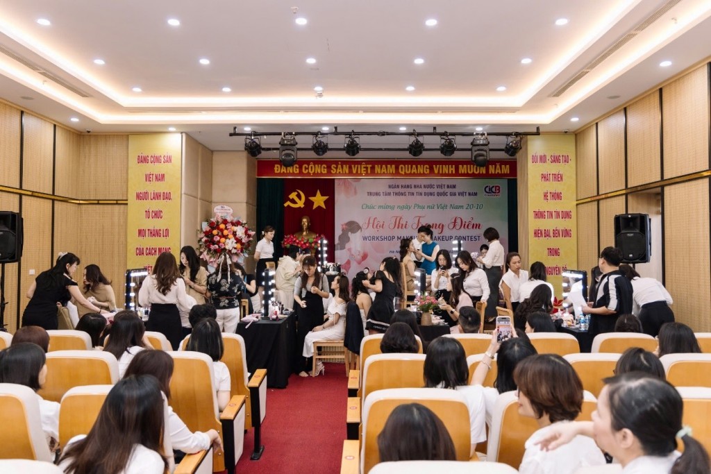 Các đội đang thực hiện trang điểm trong Hội thi CIC lan tỏa thông điệp “Tỏa sáng phong cách” nhân ngày 20/10 - khi vẻ đẹp và trí tuệ cùng tỏa sáng nơi công sở
