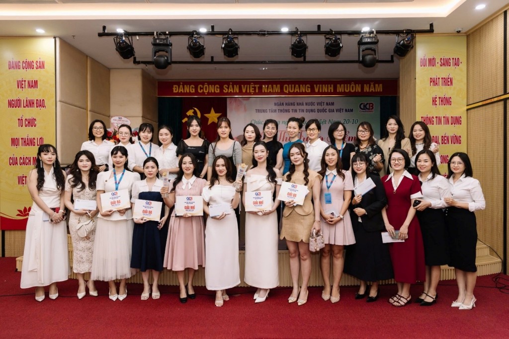 Các đội thi tham gia tham gia Hội thi trang điểm CIC lan tỏa thông điệp “Tỏa sáng phong cách” nhân ngày 20/10 - khi vẻ đẹp và trí tuệ cùng tỏa sáng nơi công sở