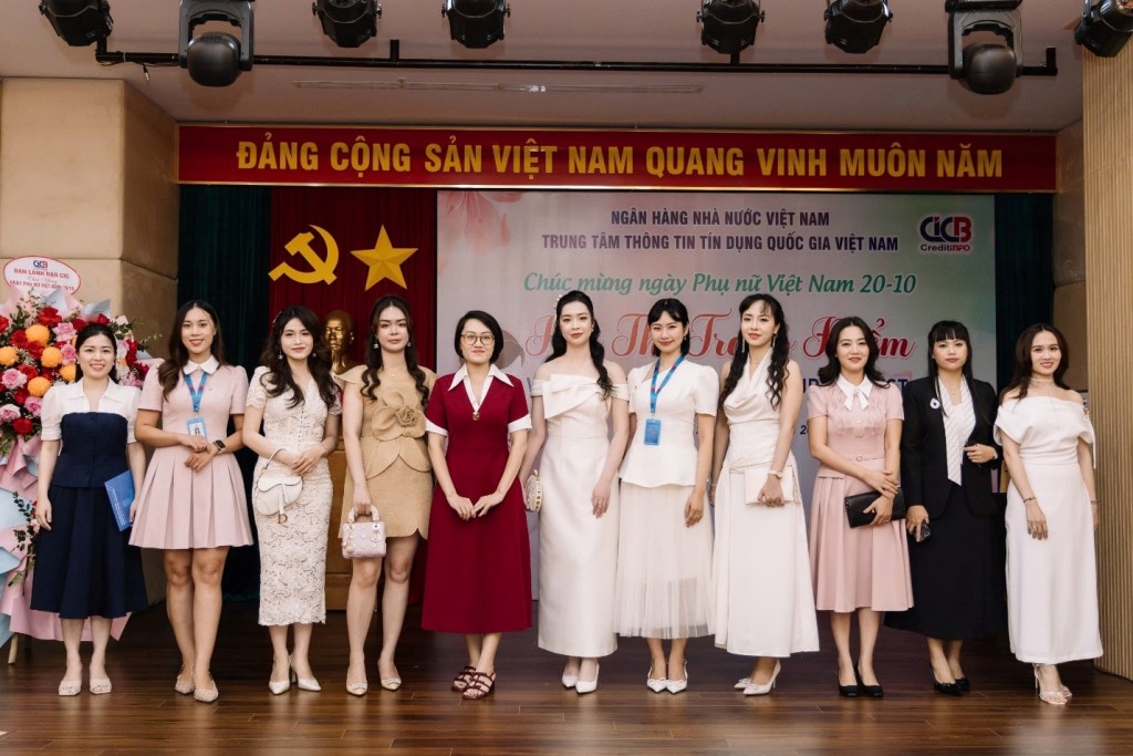 Các “người mẫu”trình diễn sau khi hoàn thành bài thi trang điểm CIC lan tỏa thông điệp “Tỏa sáng phong cách” nhân ngày 20/10 - khi vẻ đẹp và trí tuệ cùng tỏa sáng nơi công sở