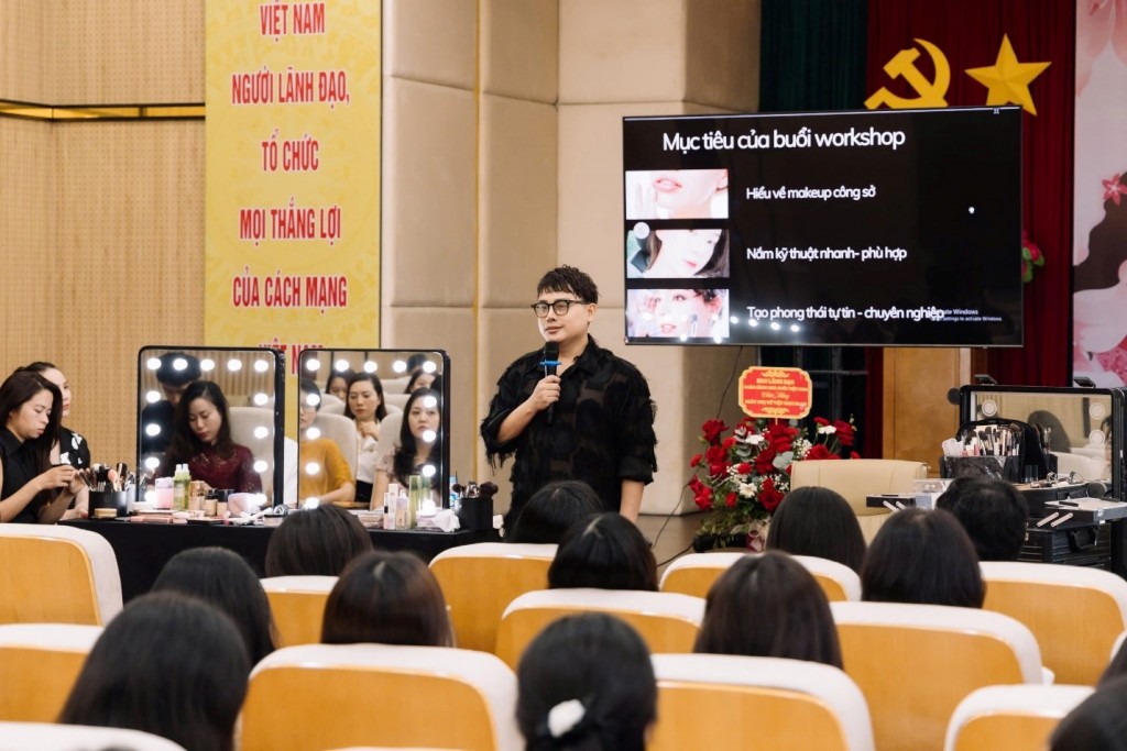 Chuyên gia trang điểm Master Hiếu Virus hướng dẫn tại workshop CIC lan tỏa thông điệp “Tỏa sáng phong cách” nhân ngày 20/10 - khi vẻ đẹp và trí tuệ cùng tỏa sáng nơi công sở