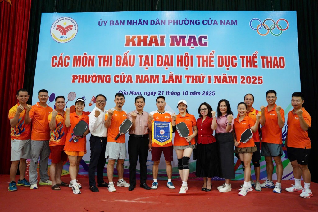 Lãnh đạo phường Cửa Nam động viên đội thi đấu pickleball