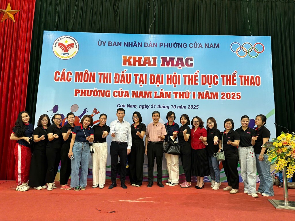 Các VĐV của báo Tuổi trẻ Thủ đô chụp ảnh lưu niệm với lãnh đạo Đảng uỷ, UBND phường Cửa Nam