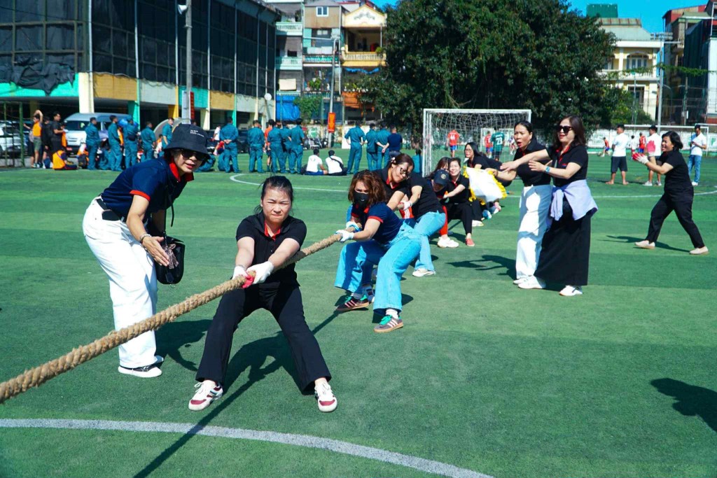 VĐV báo Tuổi trẻ Thủ đô thi đấu môn kéo co với tinh thần quyết thắng