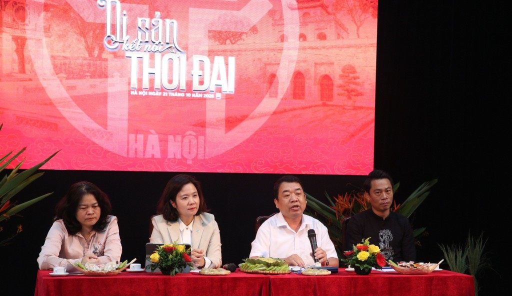 Ban Tổ chức giải đáp các thắc mắc của phóng viên