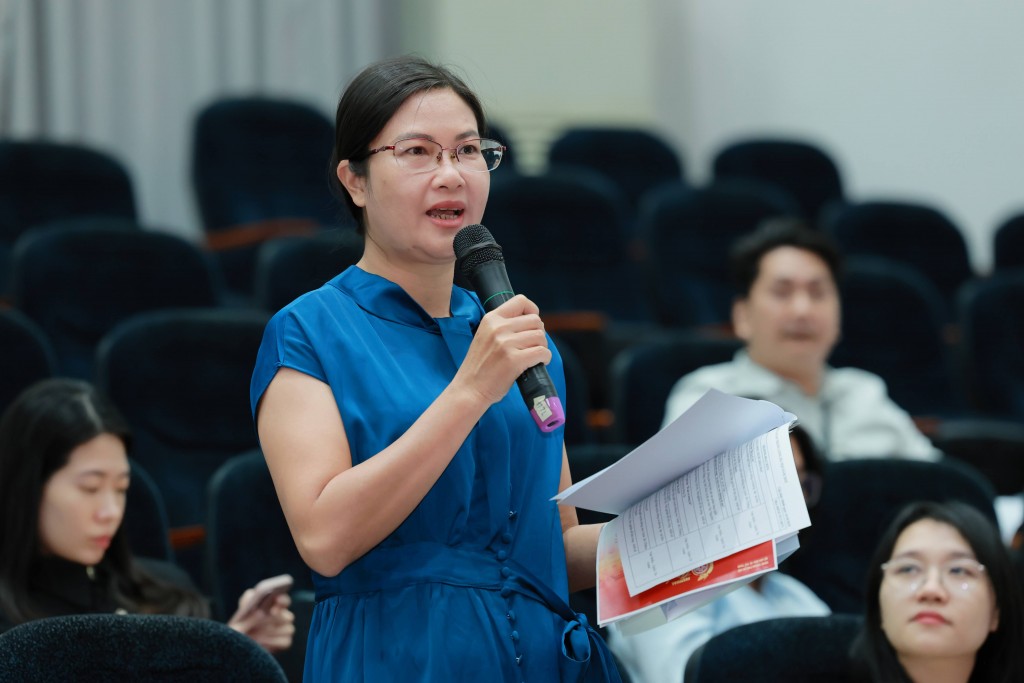 Phóng viên báo Công an Nhân dân đặt câu hỏi tại buổi họp báo